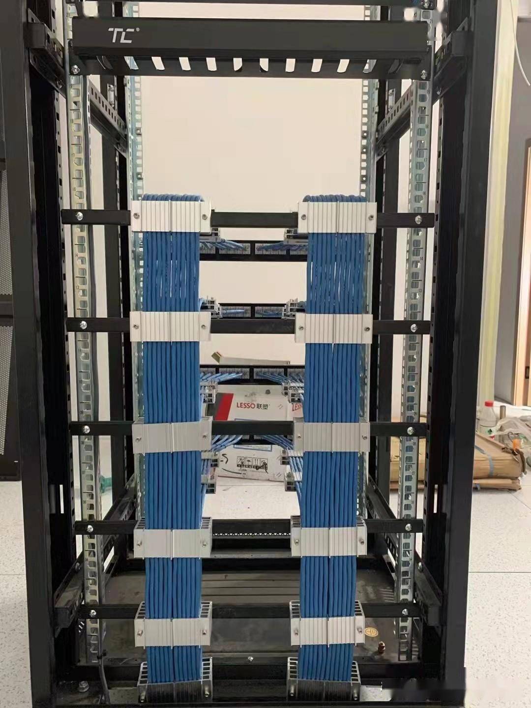 弱電工程網(wǎng)絡(luò)機(jī)柜理線方法與施工全流程詳解